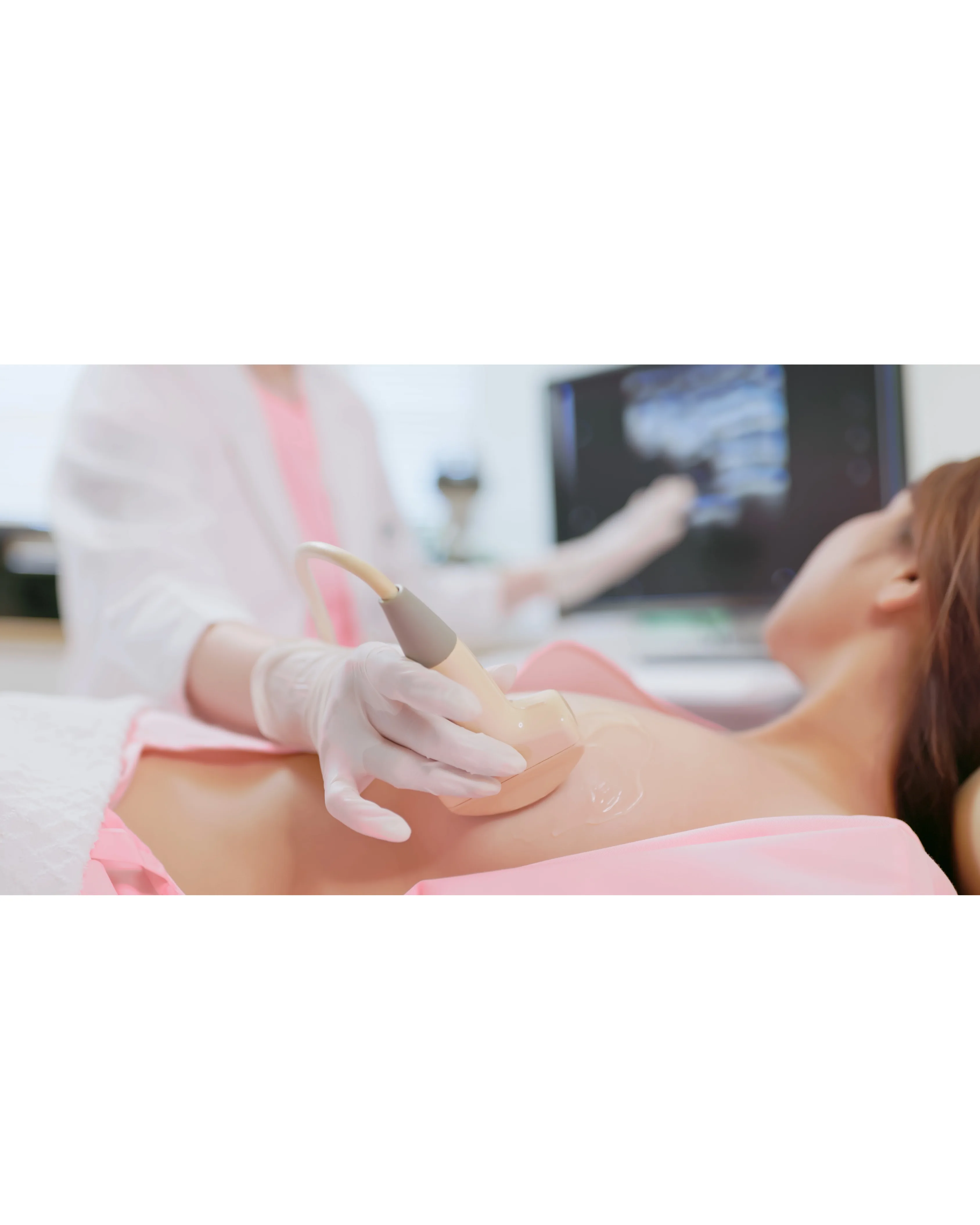 乳腺エコー（超音波）検査の様子。ゼリーを塗った胸にプローブを滑らせて検査する
