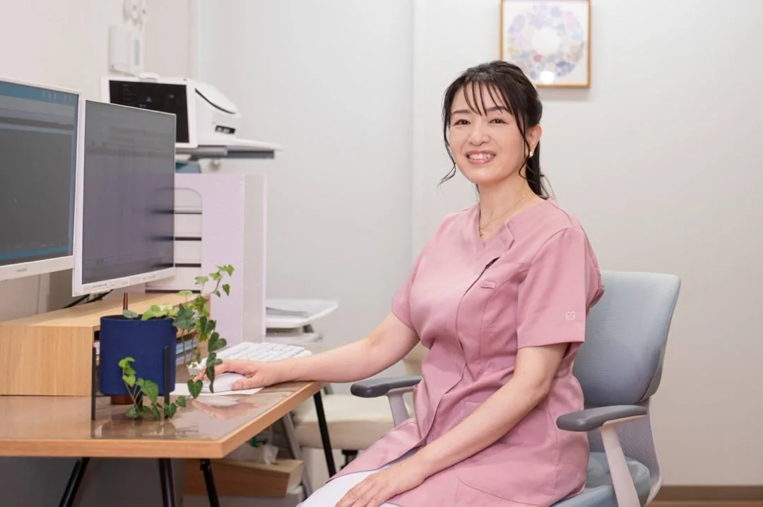 診察室で患者さまのご相談に応じる、ふくだあやレディースクリニック院長 福田綾（産婦人科専門医）