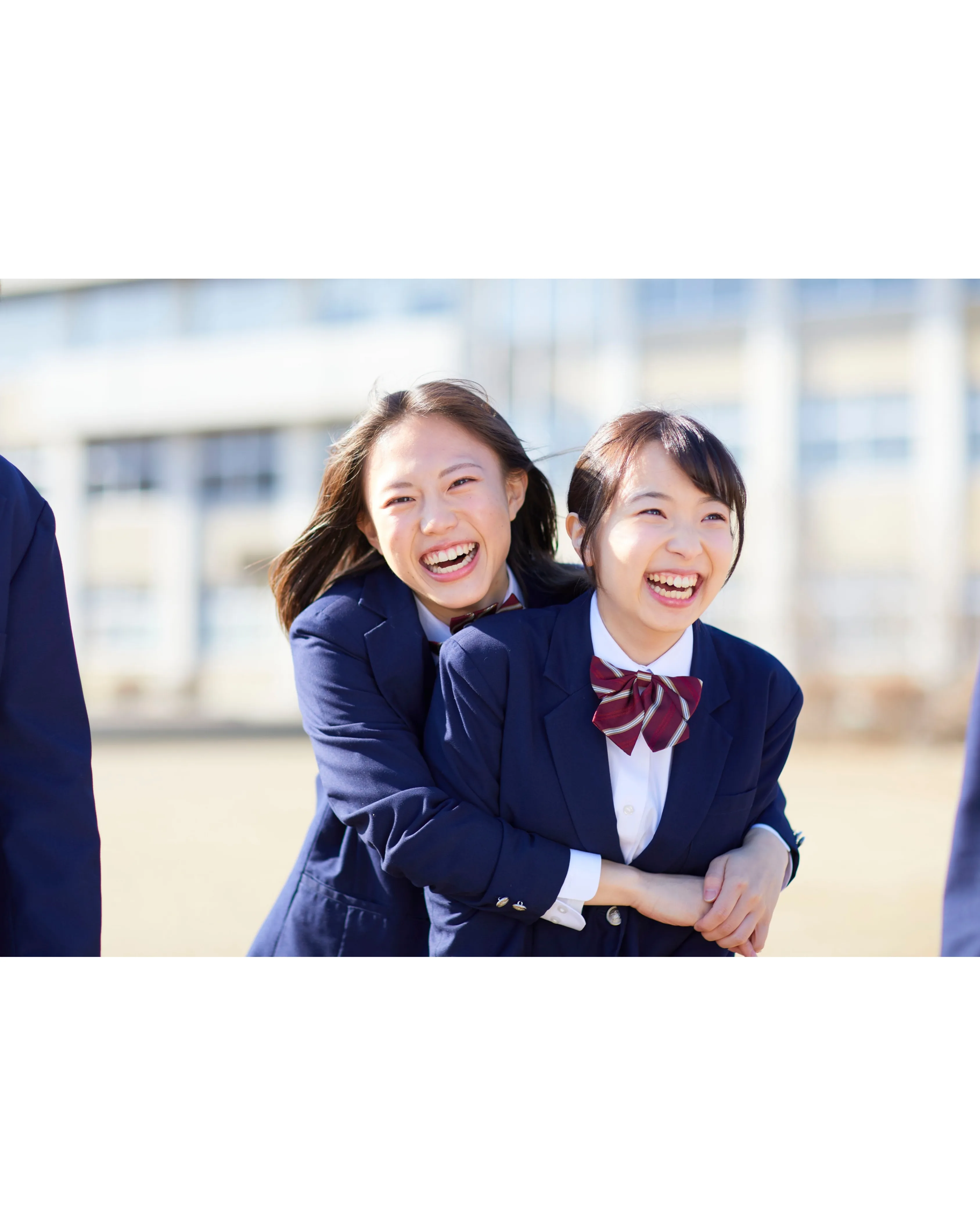 笑顔で寄り添う学生たちのイメージ。若い世代のピルのご相談も受け付けています
